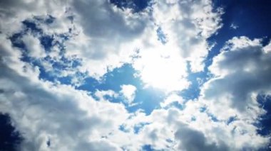 Bulutlu mavi gökyüzü