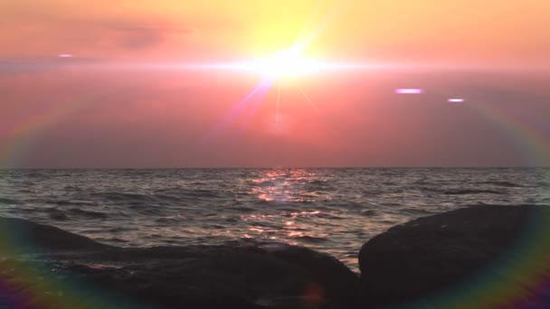 Χρυσό ηλιοβασίλεμα θαλάσσιο κύμα/τσουνάμι — Αρχείο Βίντεο