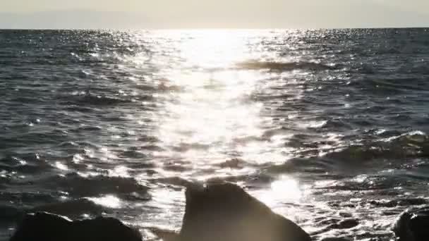 波命中命中的悬崖海 — 图库视频影像