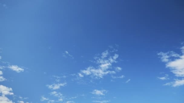 Blå himmel med moln tid förfaller — Stockvideo