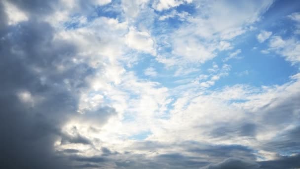 Blauwe lucht met wolken tijd verval — Stockvideo