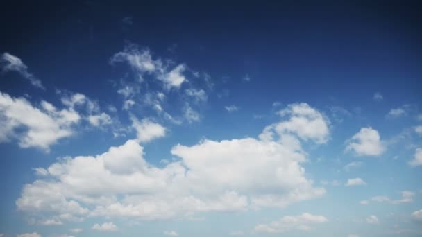 구름 속에서 시간을 보내는 푸른 하늘 — 비디오