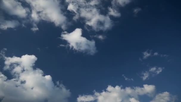 Cielo azul con nubes — Vídeos de Stock