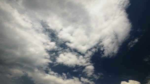 Blauwe lucht met wolken — Stockvideo