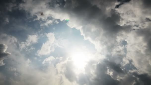 Céu azul com nuvens — Vídeo de Stock