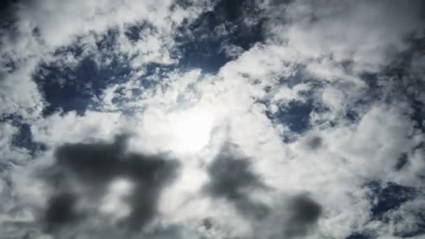 Cielo azul con nubes — Vídeos de Stock