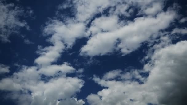 Cielo azul con nubes — Vídeos de Stock