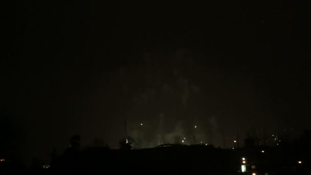 feux d'artifice contre ciel nocturne 