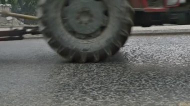 kırmızı traktör yağmur yolda yavaş hareket