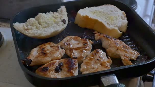 Frying meat in a pan — Stock Video