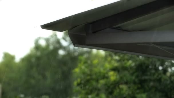 Chuva no telhado câmera lenta — Vídeo de Stock