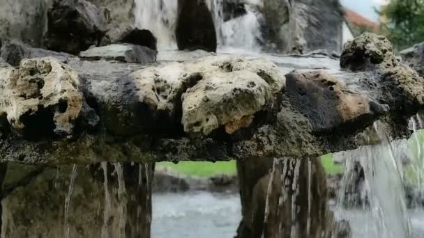 Фонтан бризкає водоспад повільний рух — стокове відео