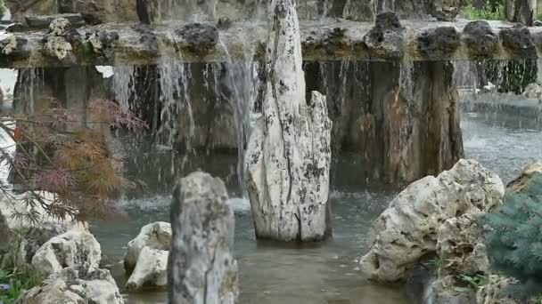 Фонтан бризкає водоспад повільний рух — стокове відео