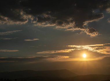 Ateşli bir güneşin doğuşunun manzarası - Gökyüzünde gün batımı
