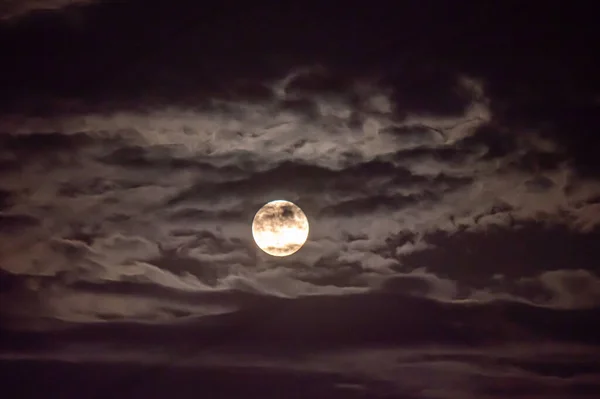 Lua Cheia Céu Com Nuvens Paisagem — Fotografia de Stock