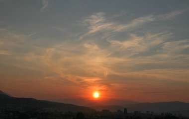 Güzel altın gün batımı gökyüzü manzarası, doğal arka plan