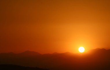 Güzel altın gün batımı gökyüzü manzarası, doğal arka plan