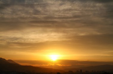 Güzel altın gün batımı gökyüzü manzarası, doğal arka plan