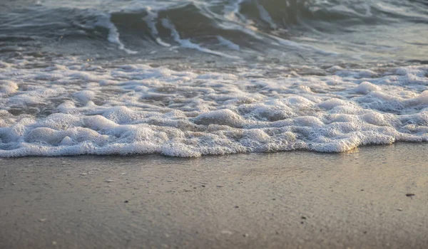 波浪飞溅的海滩宏观 — 图库照片