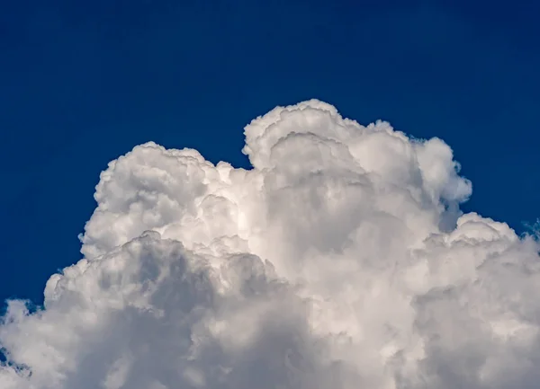 Putih Berbulu Awan Besar Terhadap Lanskap Langit — Stok Foto