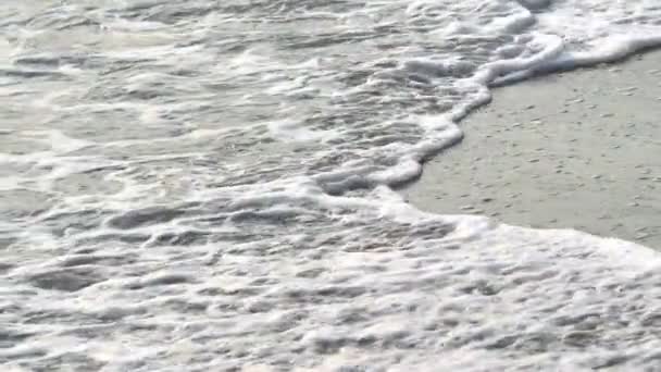 Волновой Всплеск Морского Пляжа Крупный План — стоковое видео
