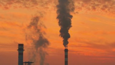 Endüstriyel baca duman fabrikası, günbatımı ağır çekim 4k