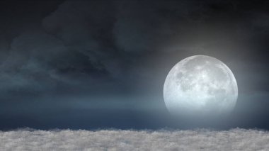 Gece ay ışığında kümülüs bulutları üzerinde güzel ve gerçekçi bir uçuş.