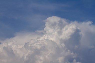 Gökyüzü manzarasına karşı beyaz kabarık büyük bulutlar