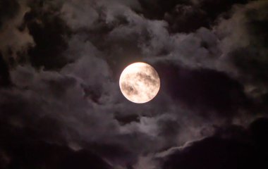 Gökyüzünde dolunay bulutlarla kaplı.