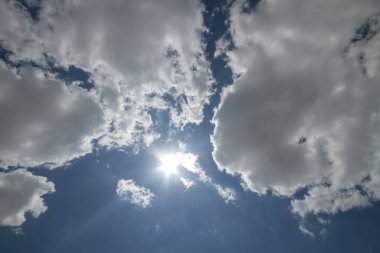 Doğal bulutlar mavi gökyüzü güneş ışığı