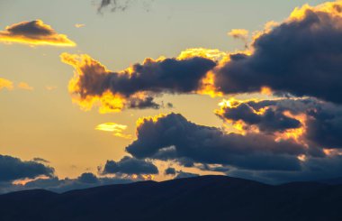 Güzel altın gün batımı gökyüzü manzarası, doğal arka plan