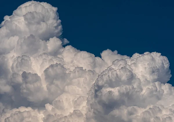 Putih Berbulu Awan Besar Terhadap Lanskap Langit — Stok Foto