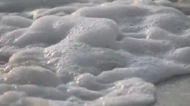 Dalgalar deniz kıyısı makrosu sıçratıyor. Yaklaş.