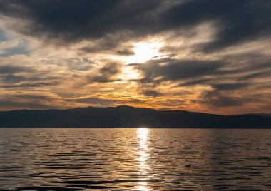 Gün batımı ile güzel sakin göl, doğal arka plan