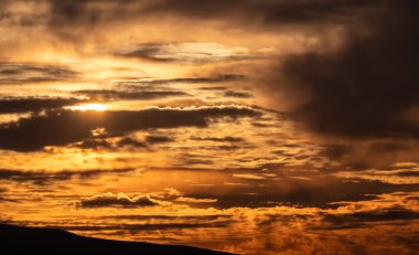 Güzel altın gün batımı gökyüzü manzarası, doğal arka plan
