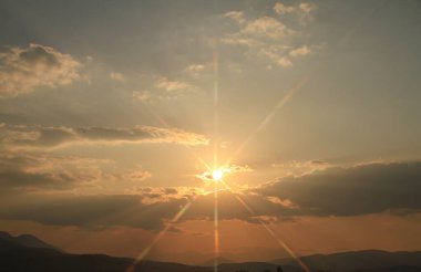 Güzel altın gün batımı gökyüzü manzarası, doğal arka plan