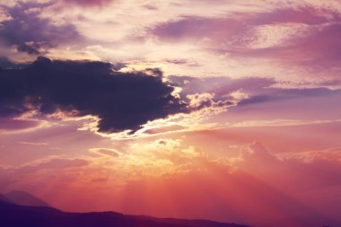 Gün batımı güneş ışığı parlıyor, doğal arka plan