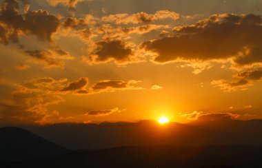 Güzel altın gün batımı gökyüzü manzarası, doğal arka plan
