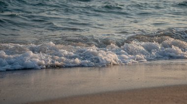 Dalgalar deniz kıyısı makrosu sıçratıyor. Yaklaş.