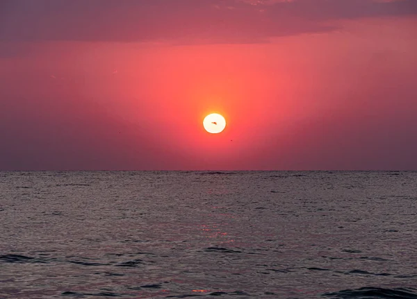 Grande Sole Giù Sopra Alba Del Mare Cielo Rosso — Foto Stock