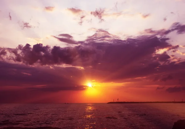 Deniz Üzerinde Gün Batımı Güneş Işığı — Stok fotoğraf