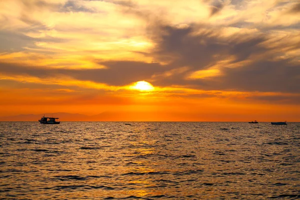 Nascer Sol Sobre Mar Bela Paisagem Nublada — Fotografia de Stock