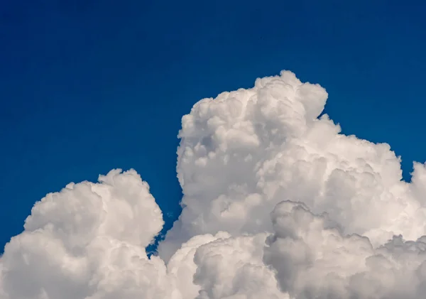 Putih Berbulu Awan Besar Terhadap Lanskap Langit — Stok Foto