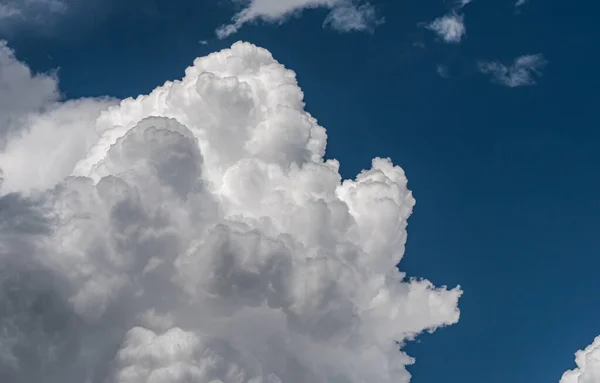 Putih Berbulu Awan Besar Terhadap Lanskap Langit — Stok Foto