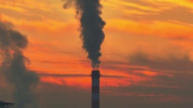 Endüstriyel baca duman fabrikası, günbatımı ağır çekim 4k