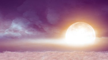 Gece ay ışığında kümülüs bulutları üzerinde güzel ve gerçekçi bir uçuş.