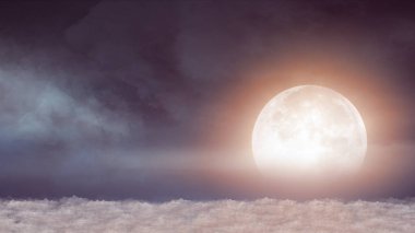 Gece ay ışığında kümülüs bulutları üzerinde güzel ve gerçekçi bir uçuş.