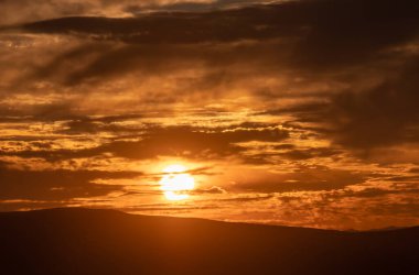 Güzel altın gün batımı gökyüzü manzarası, doğal arka plan