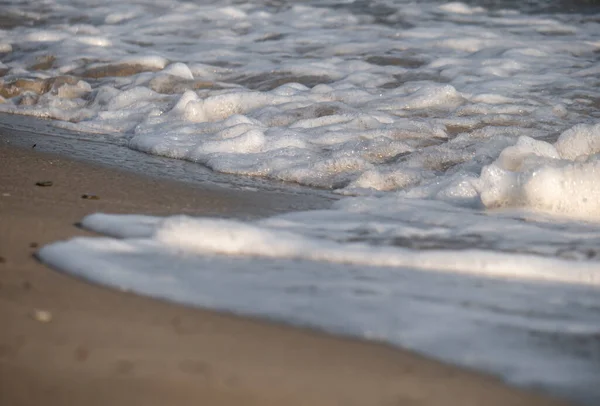 Fala Plaża Niebieskim Pięknym Tropikalnym Morzu — Zdjęcie stockowe