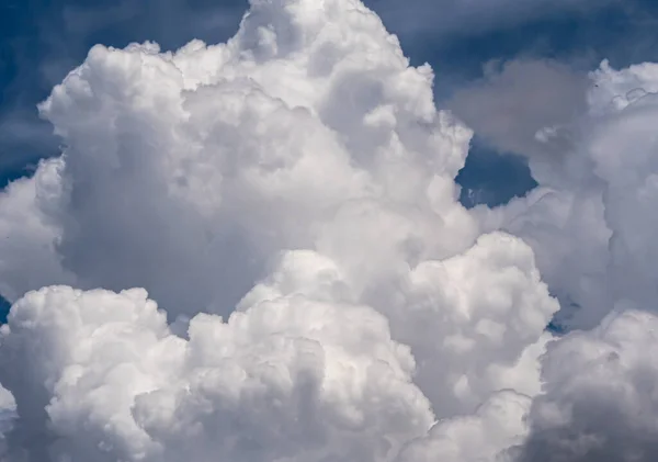 Putih Berbulu Awan Besar Terhadap Lanskap Langit — Stok Foto